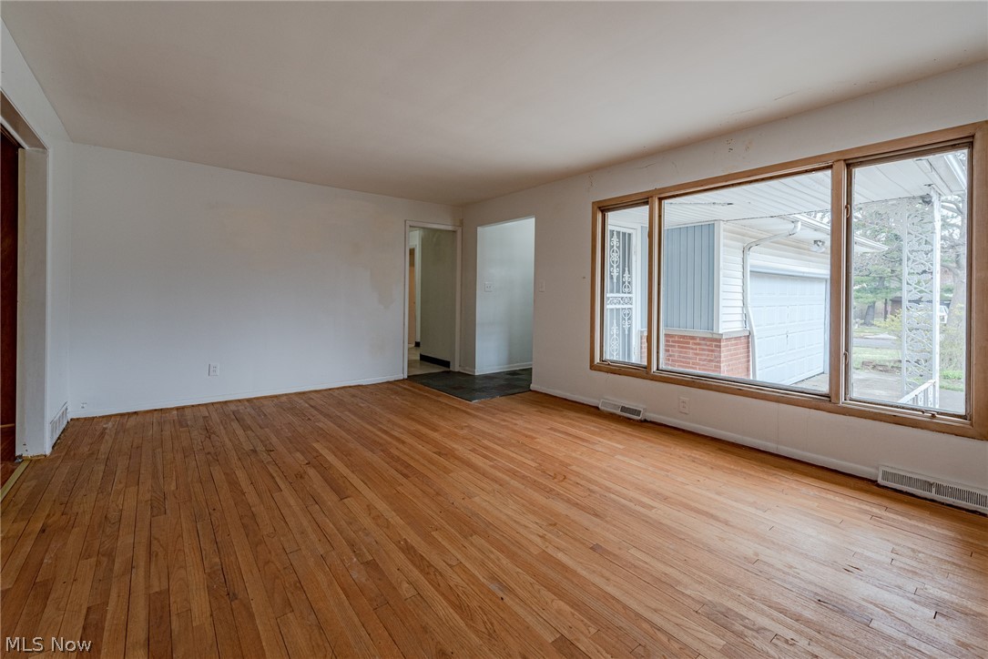 3706 Langton Road Cleveland, OH 44121 - Photo 3 of 29