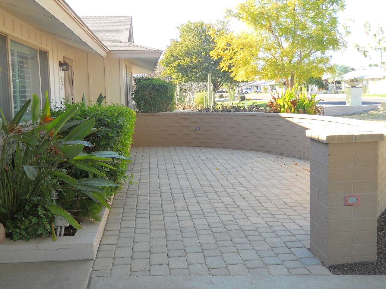405 East Griswold Road Phoenix, AZ 85020 - Photo 4 of 12 Front courtyard