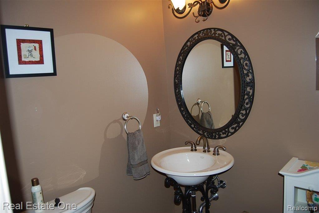 857 Briar Court Rochester, MI 48309 - Photo 9 of 22 Powder Room