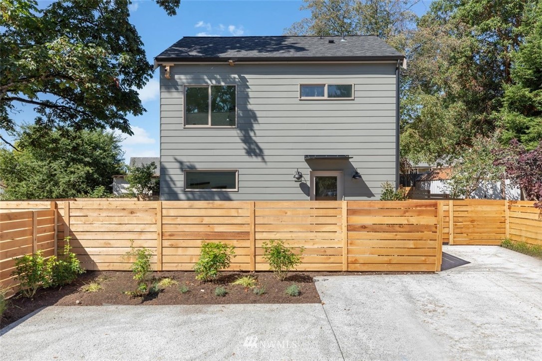 9443 5th Avenue Southwest, Unit B Seattle, WA 98106 - Photo 2 of 27