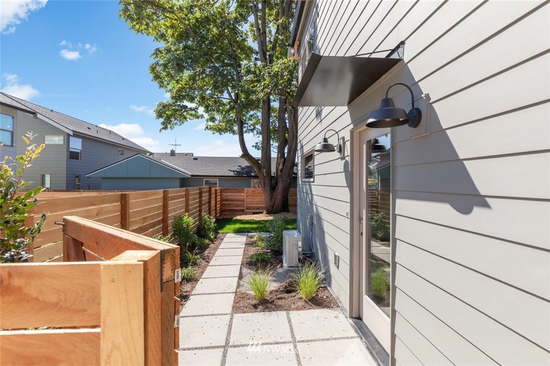 9443 5th Avenue Southwest, Unit B Seattle, WA 98106 - Photo 3 of 27