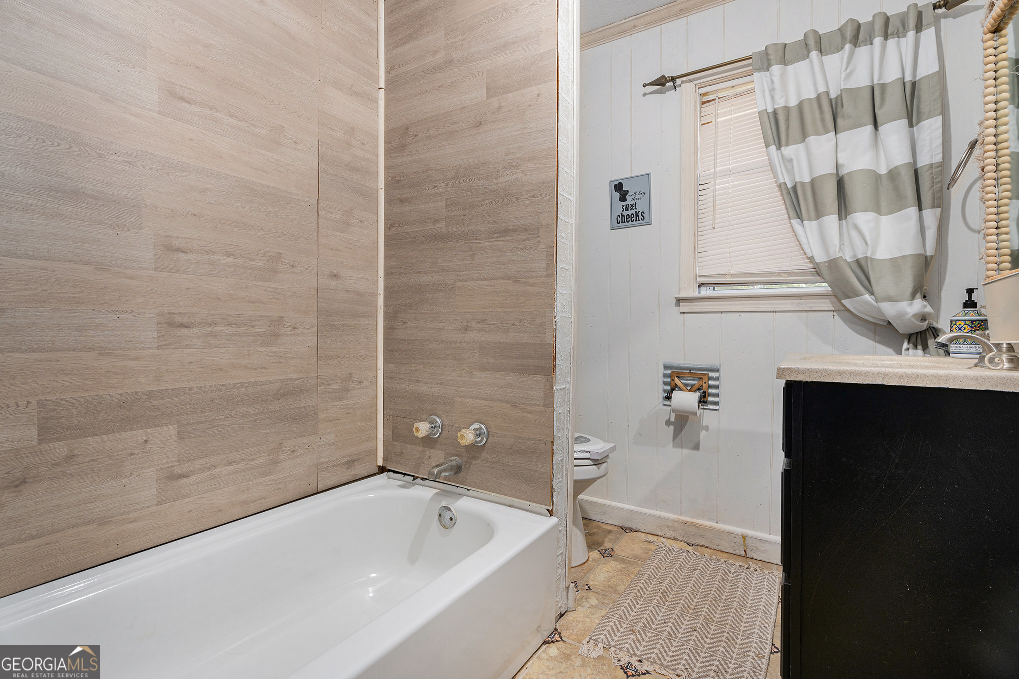 292 Musella Road Musella, GA 31066 - Photo 25 of 29 a bathroom with a bathtub and a sink
