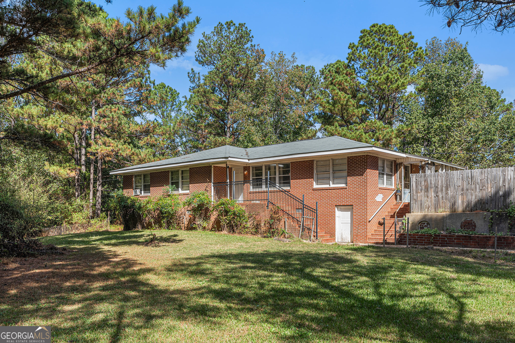 292 Musella Road Musella, GA 31066 - Photo 4 of 29 a front view of a house with a yard