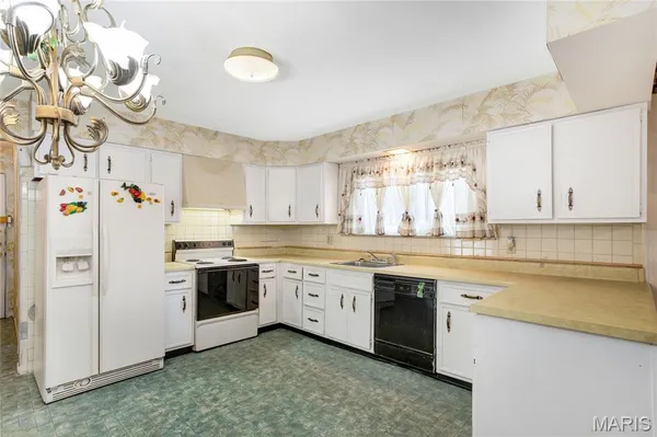 $170,000 | 41 Harneywold Drive, Ferguson, MO 63136