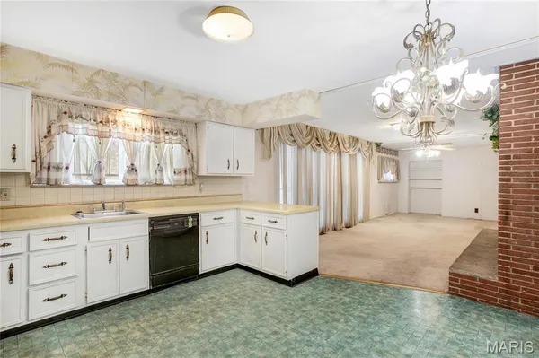 $170,000 | 41 Harneywold Drive, Ferguson, MO 63136