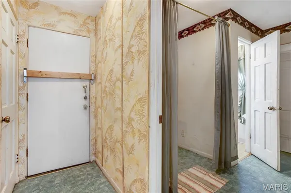 $170,000 | 41 Harneywold Drive, Ferguson, MO 63136