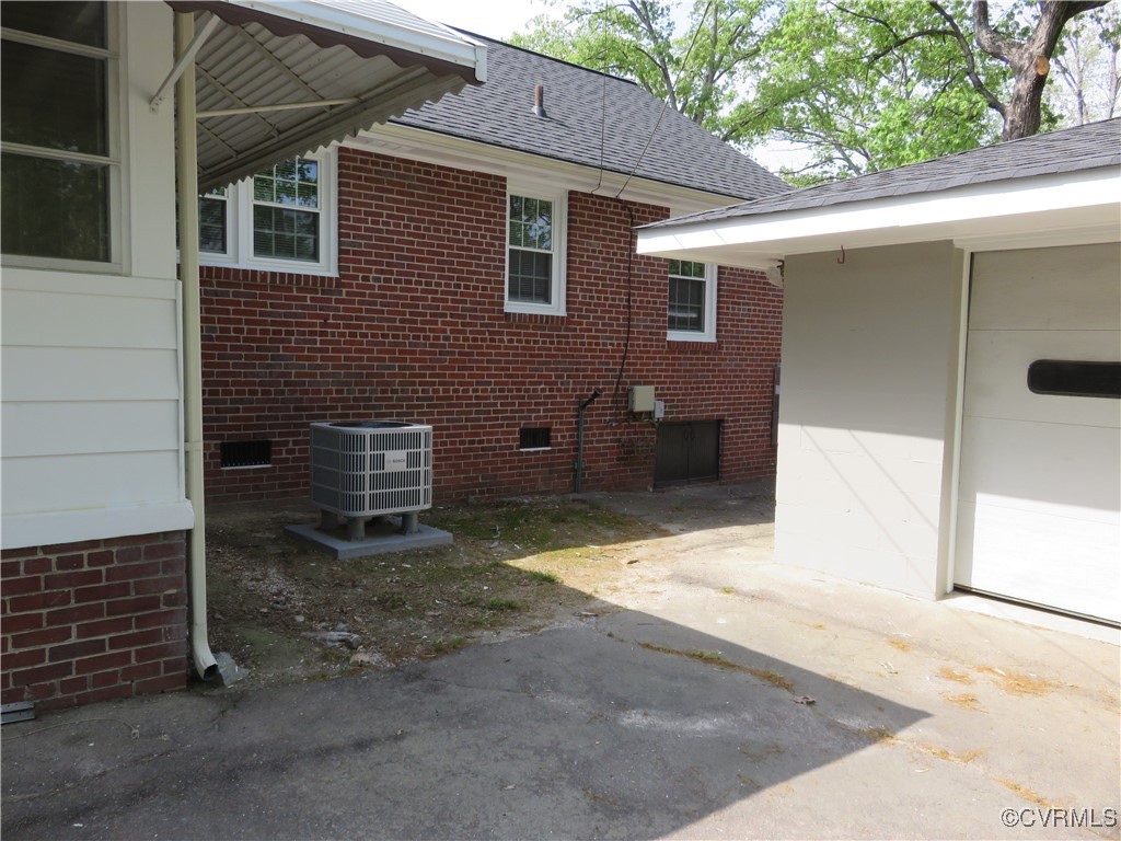 8708 Mapleton Road Henrico, VA 23229 - Photo 23 of 28 a backyard of a house with seating space