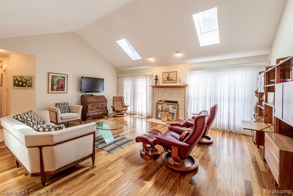 23013 Farmington Road Farmington, MI 48336 - Photo 6 of 37