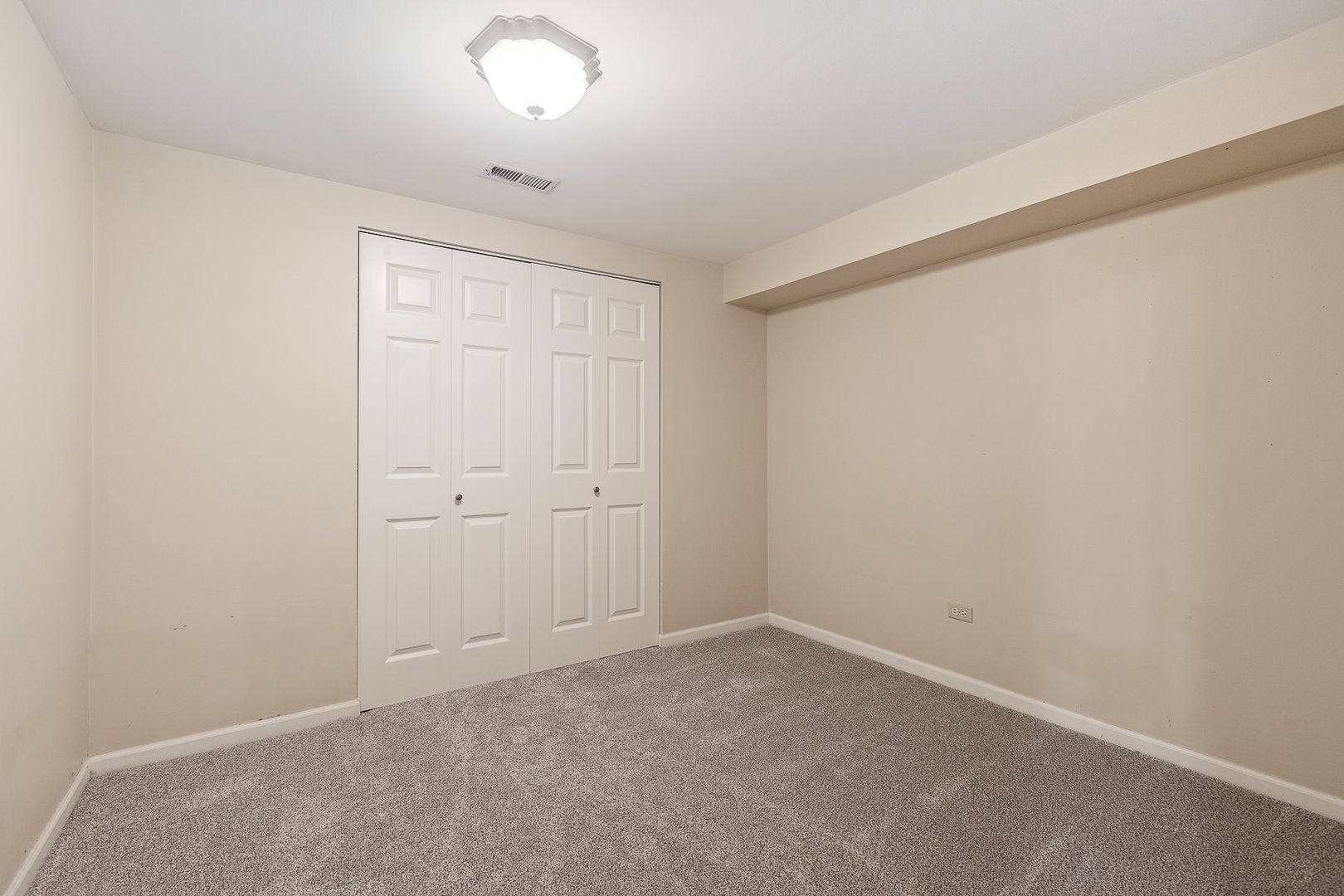 1540 West Wiesbrook Road Wheaton, IL 60189 - Photo 33 of 36 a view of an empty room