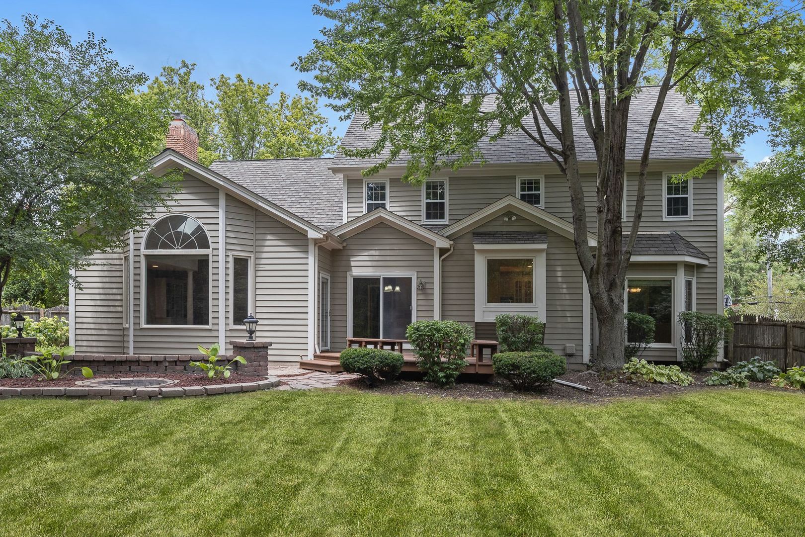 1540 West Wiesbrook Road Wheaton, IL 60189 - Photo 35 of 36 a front view of house with yard and green space