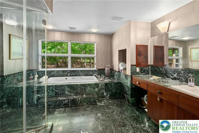 $2,500,000 | 310 Hunters Farm Road, Henryville, PA 18332