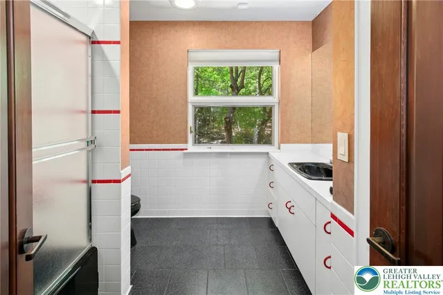 $2,500,000 | 310 Hunters Farm Road, Henryville, PA 18332