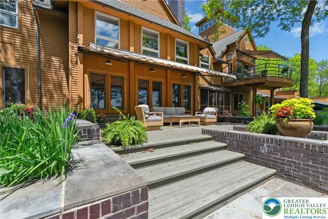 $2,500,000 | 310 Hunters Farm Road, Henryville, PA 18332