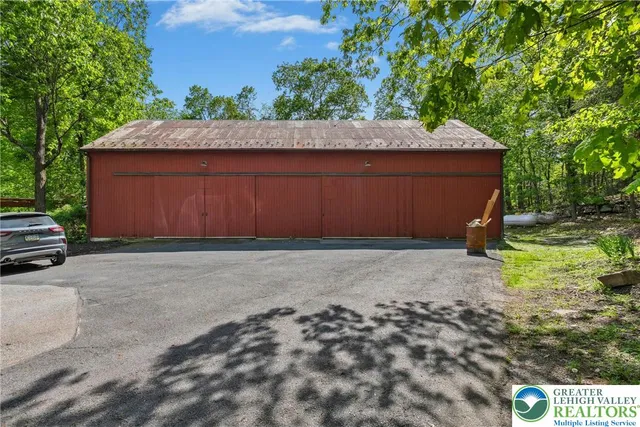 $2,500,000 | 310 Hunters Farm Road, Henryville, PA 18332