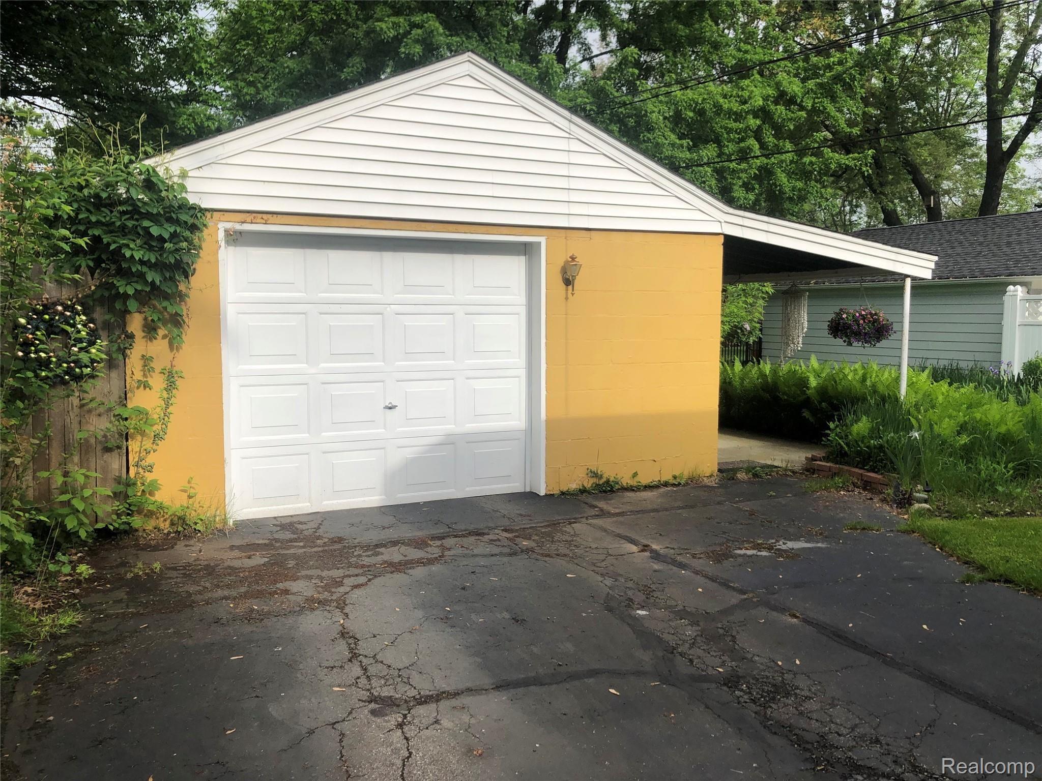 1327 Oak Street Rochester, MI 48307 - Photo 5 of 8 IMG_1332.jpg