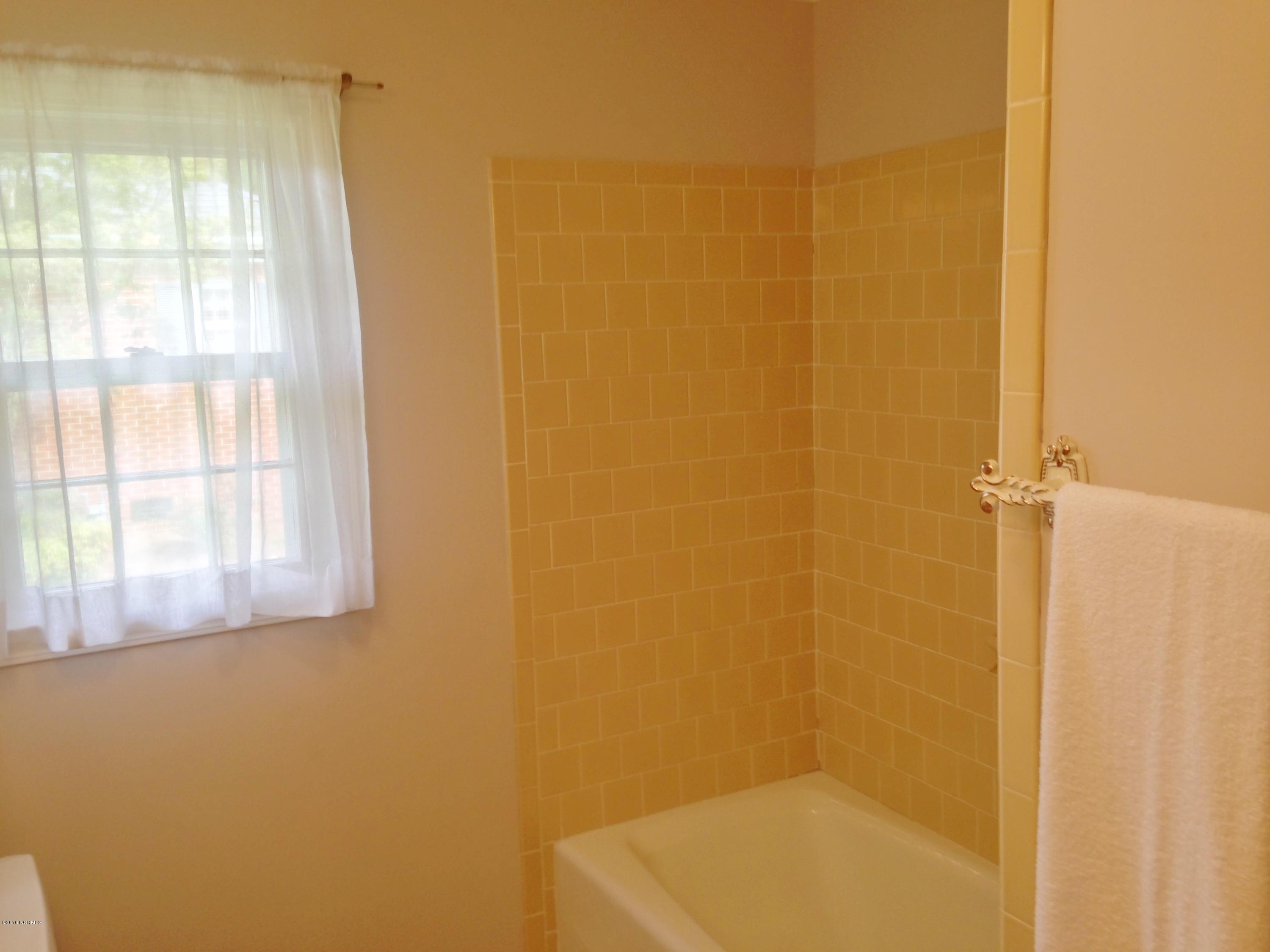 213 Lawson Road Washington, NC 27889 - Photo 25 of 39 HALL/GUEST BATH