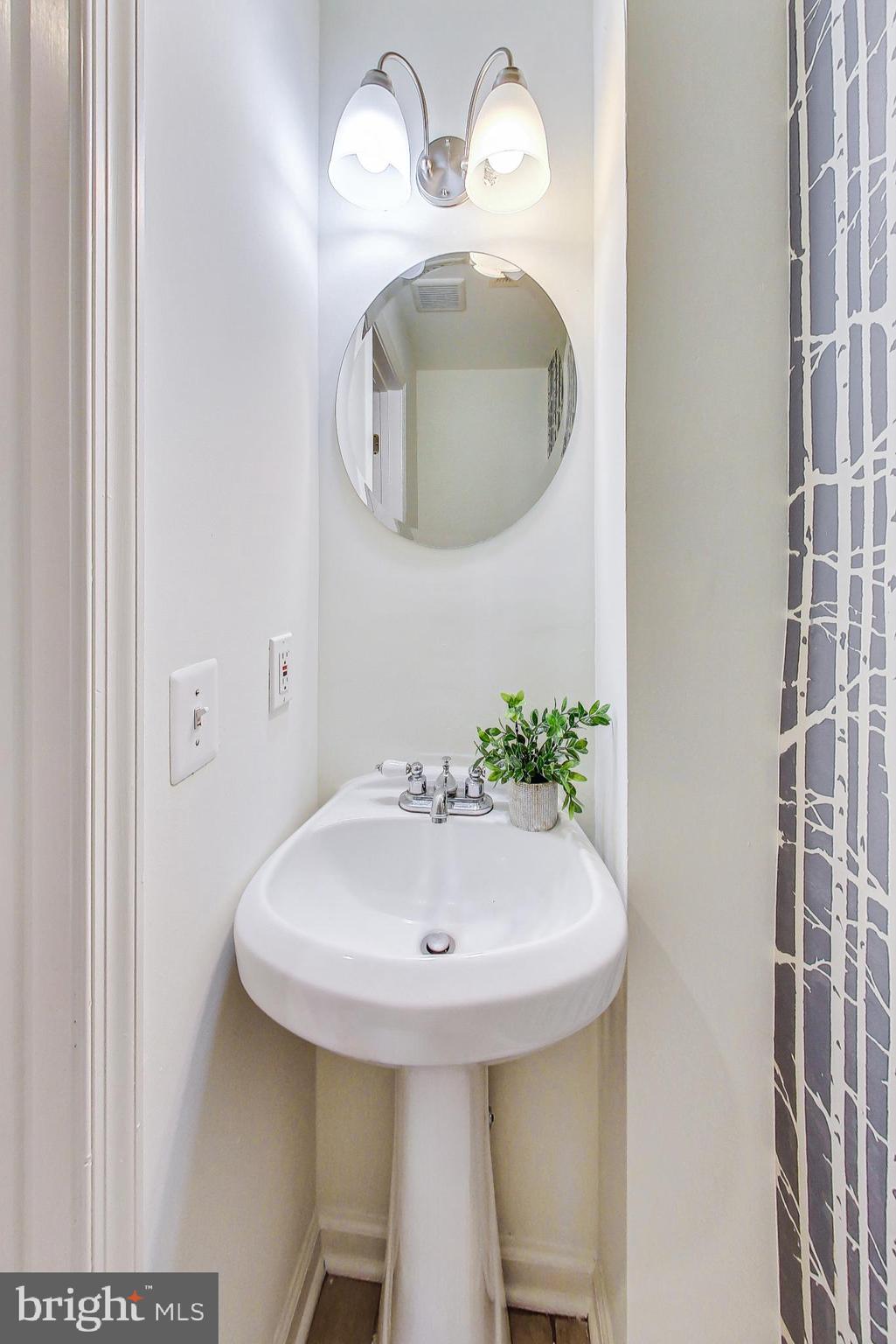 24 16th Street Southeast Washington, DC 20003 - Photo 10 of 23