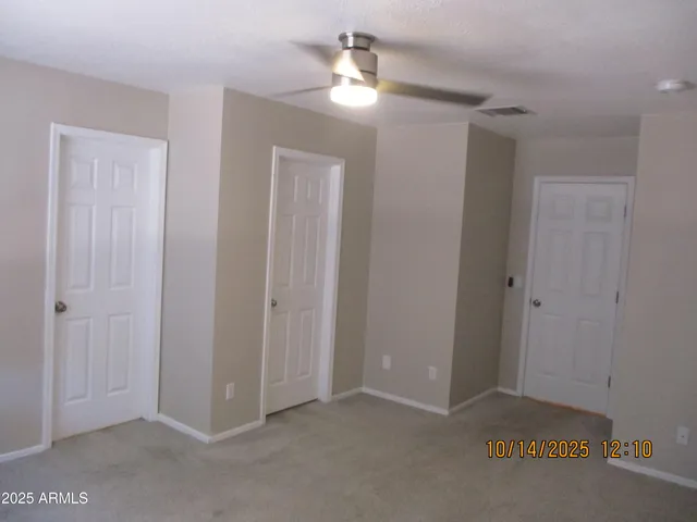 a view of empty room with a ceiling fan