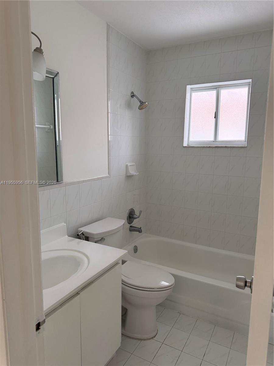 10101 West Okeechobee Road, Unit 17202 Hialeah Gardens, FL 33016 - Photo 12 of 17