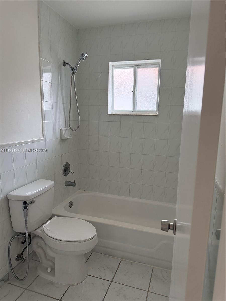 10101 West Okeechobee Road, Unit 17202 Hialeah Gardens, FL 33016 - Photo 4 of 17