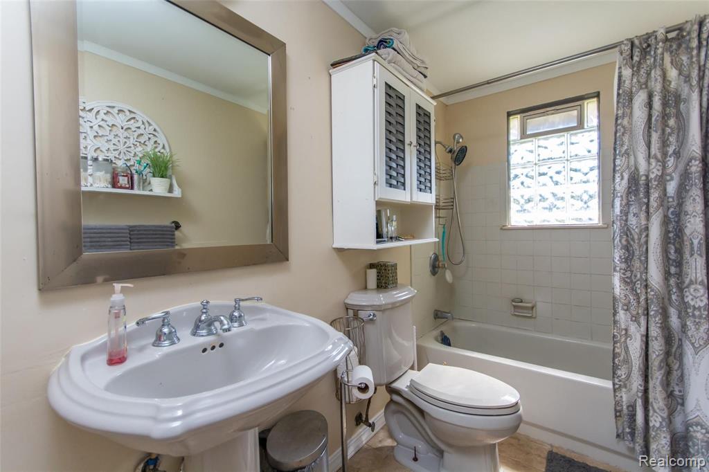 5445 Corunna Road Flint, MI 48532 - Photo 14 of 28