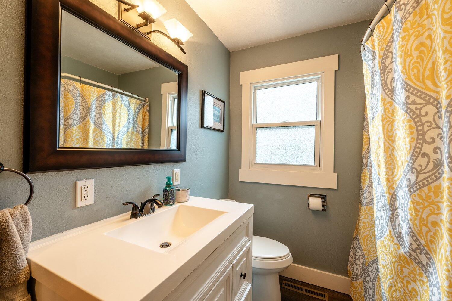 662 Harrison Street Sheridan, WY 82801 - Photo 15 of 27 15 Bath