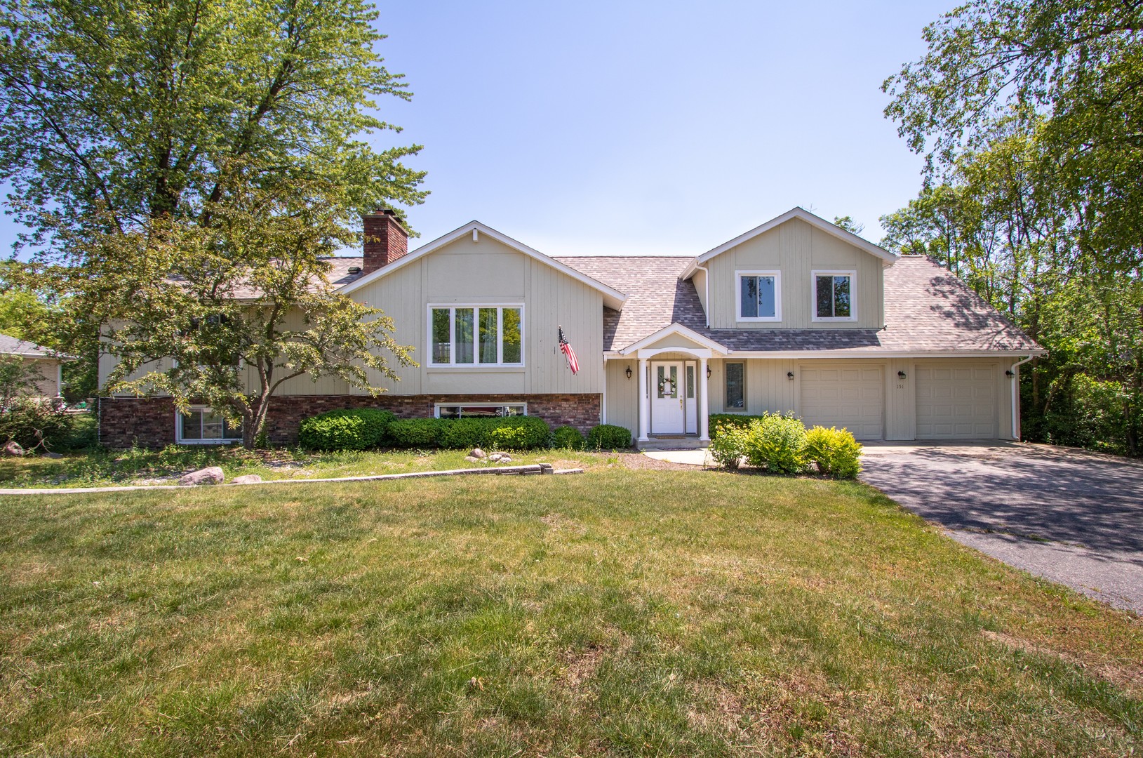 151 South Kings Row Barrington, IL 60010 - Photo 1 of 37
