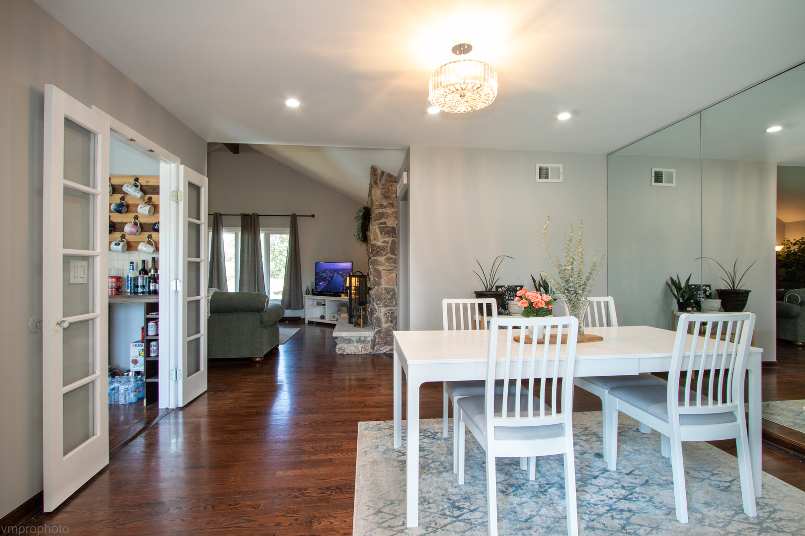 151 South Kings Row Barrington, IL 60010 - Photo 8 of 37