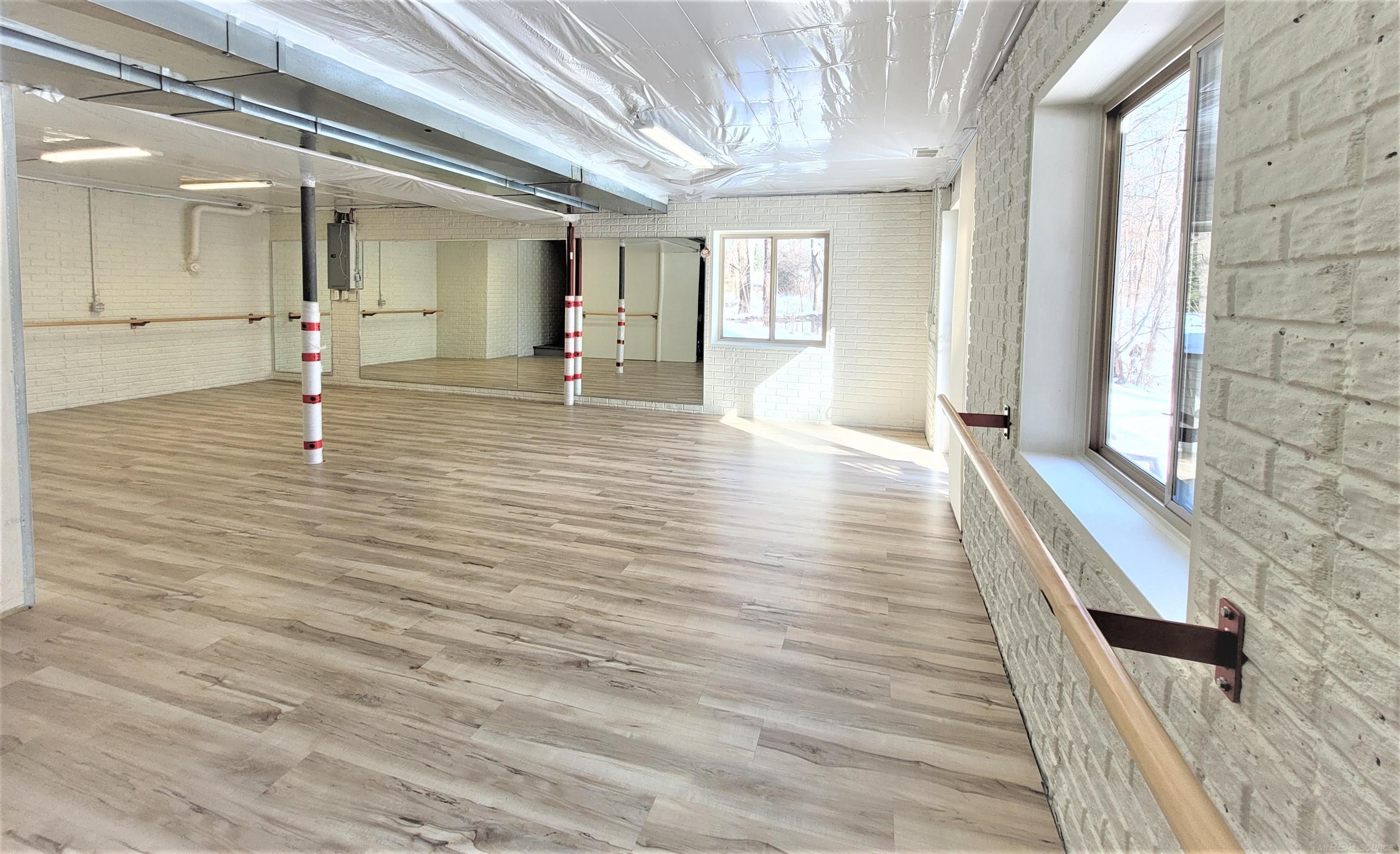 10854 Culver Road Brighton, MI 48114 - Photo 28 of 30 50114487-27.JPG