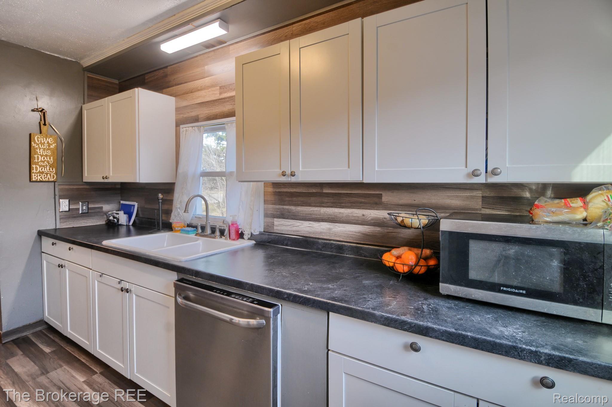 5114 Davison Road Burton, MI 48509 - Photo 6 of 28 SD3_2109-HDR(5).jpg