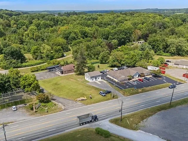 a view of a backyard