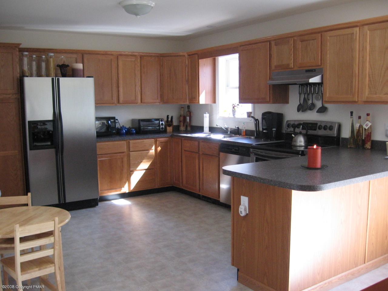 31 Spring Run Lane Cresco, PA 18326 - Photo 4 of 14 Kitchen w/stainless appliances
