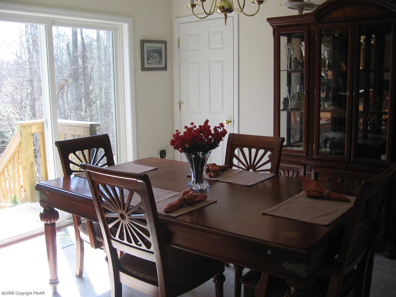 31 Spring Run Lane Cresco, PA 18326 - Photo 5 of 14 Dining area