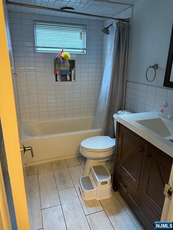 768 Dearborn Street Teaneck, NJ 07666 - Photo 8 of 10 a bathroom with a sink toilet and shower