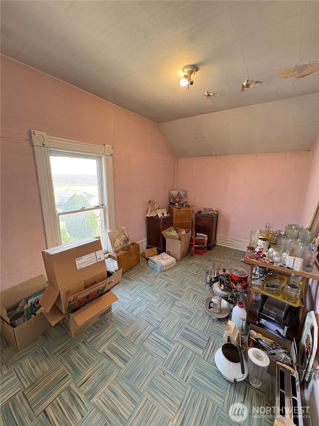 1225 North Marcellus Road Ritzville, WA 99169 - Photo 15 of 40 a living room with furniture and a window