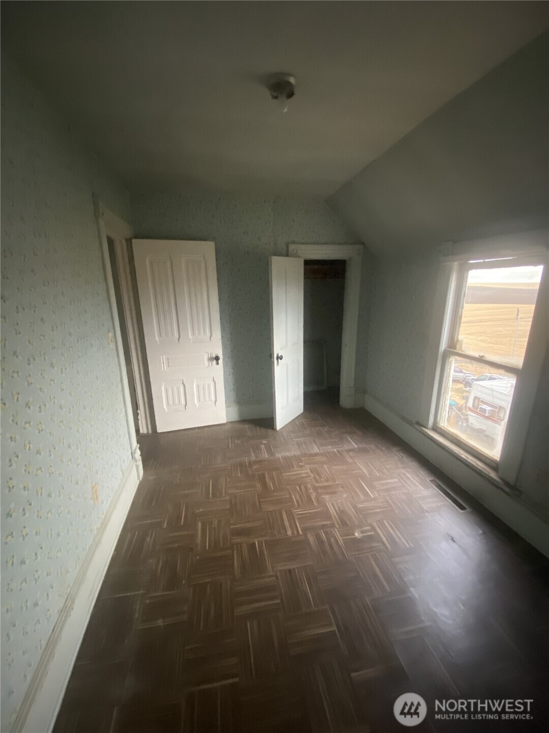 1225 North Marcellus Road Ritzville, WA 99169 - Photo 17 of 40 an empty room with windows