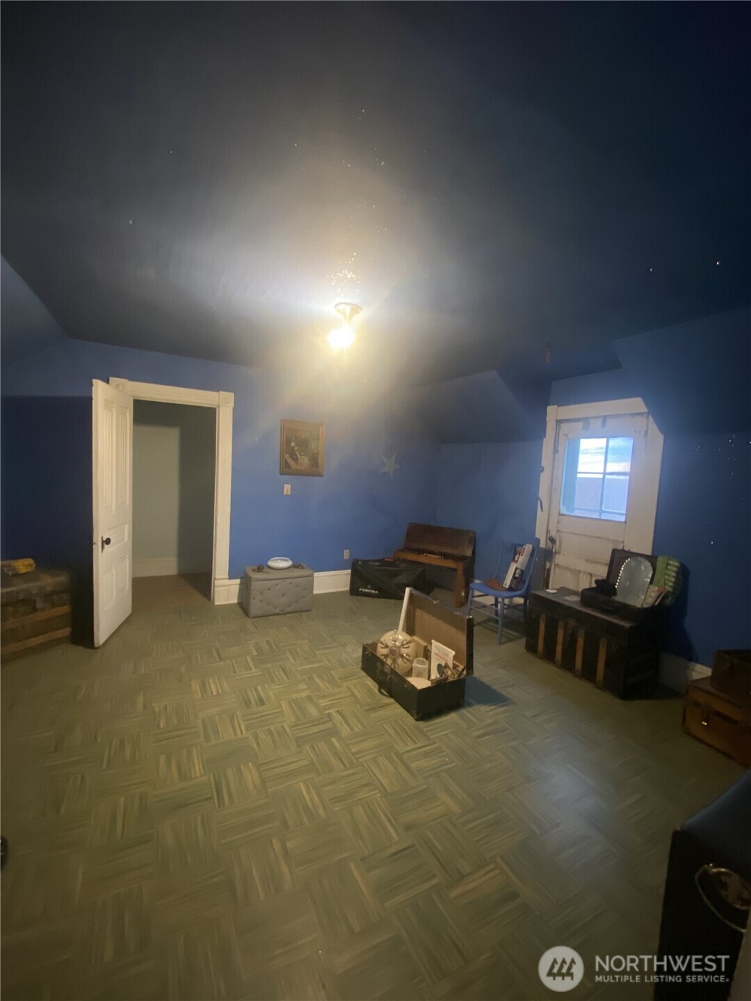 1225 North Marcellus Road Ritzville, WA 99169 - Photo 18 of 40 a living room with furniture and a lamp