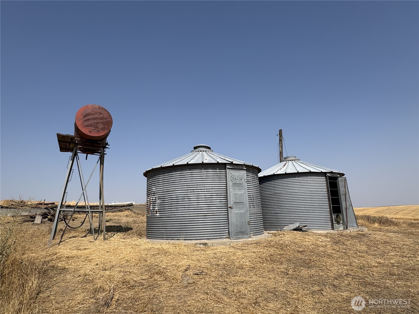 1225 North Marcellus Road Ritzville, WA 99169 - Photo 2 of 40 a view of a hall with wooden floor