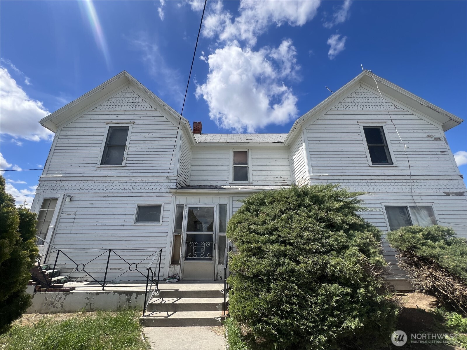 1225 North Marcellus Road Ritzville, WA 99169 - Photo 21 of 40 a front view of a house with a yard