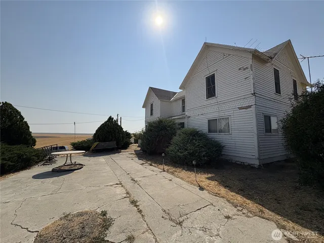 a view of a back yard of the house