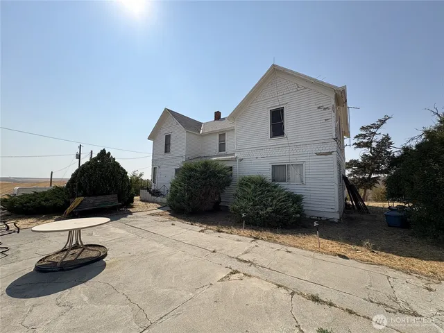 a view of a house with backyard and plants