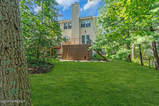 a view of a back yard