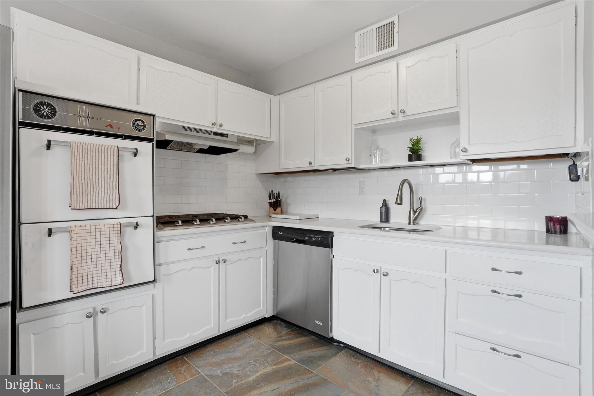 10915 Heflin Road Philadelphia, PA 19154 - Photo 8 of 19 Kitchen