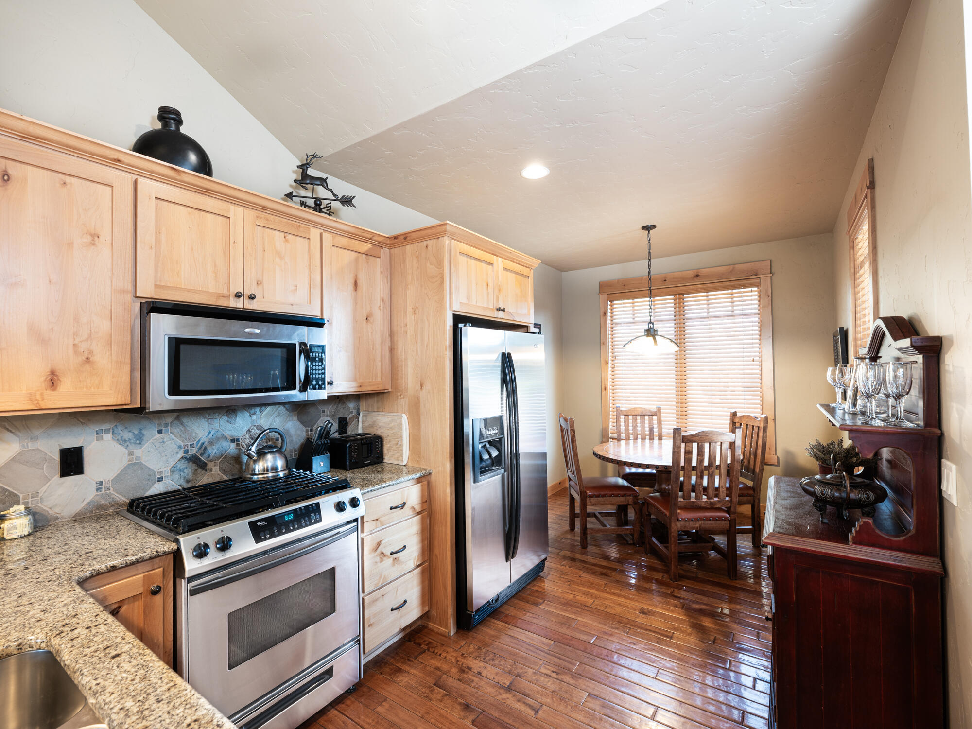 16752 South W Brasada Ranch Road Powell Butte, OR 97753 - Photo 6 of 30 Kitchen & Dining Area