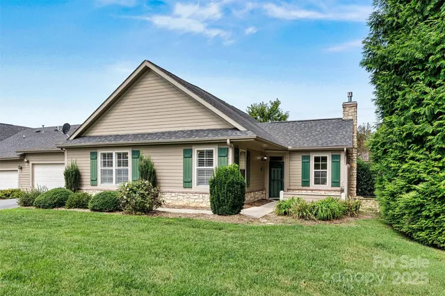 a view of a house with backyard and garden