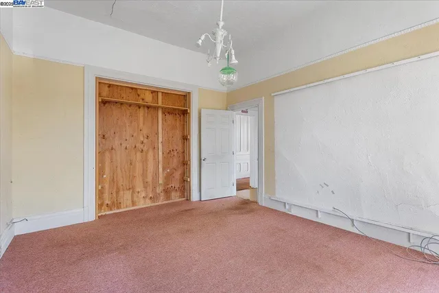 a view of empty room with windows and ceiling fan