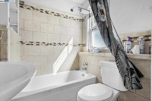 a view of a pathway with a house