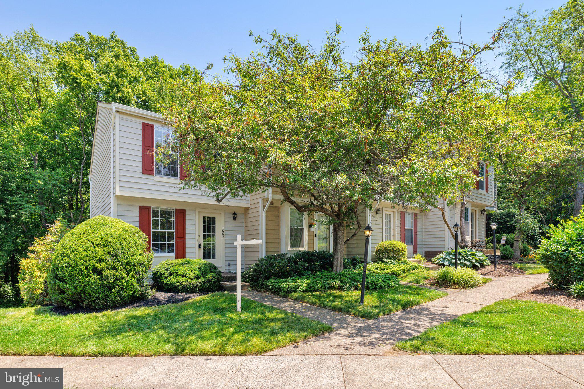 1665 Fieldthorn Drive Reston, VA 20194 - Photo 2 of 38