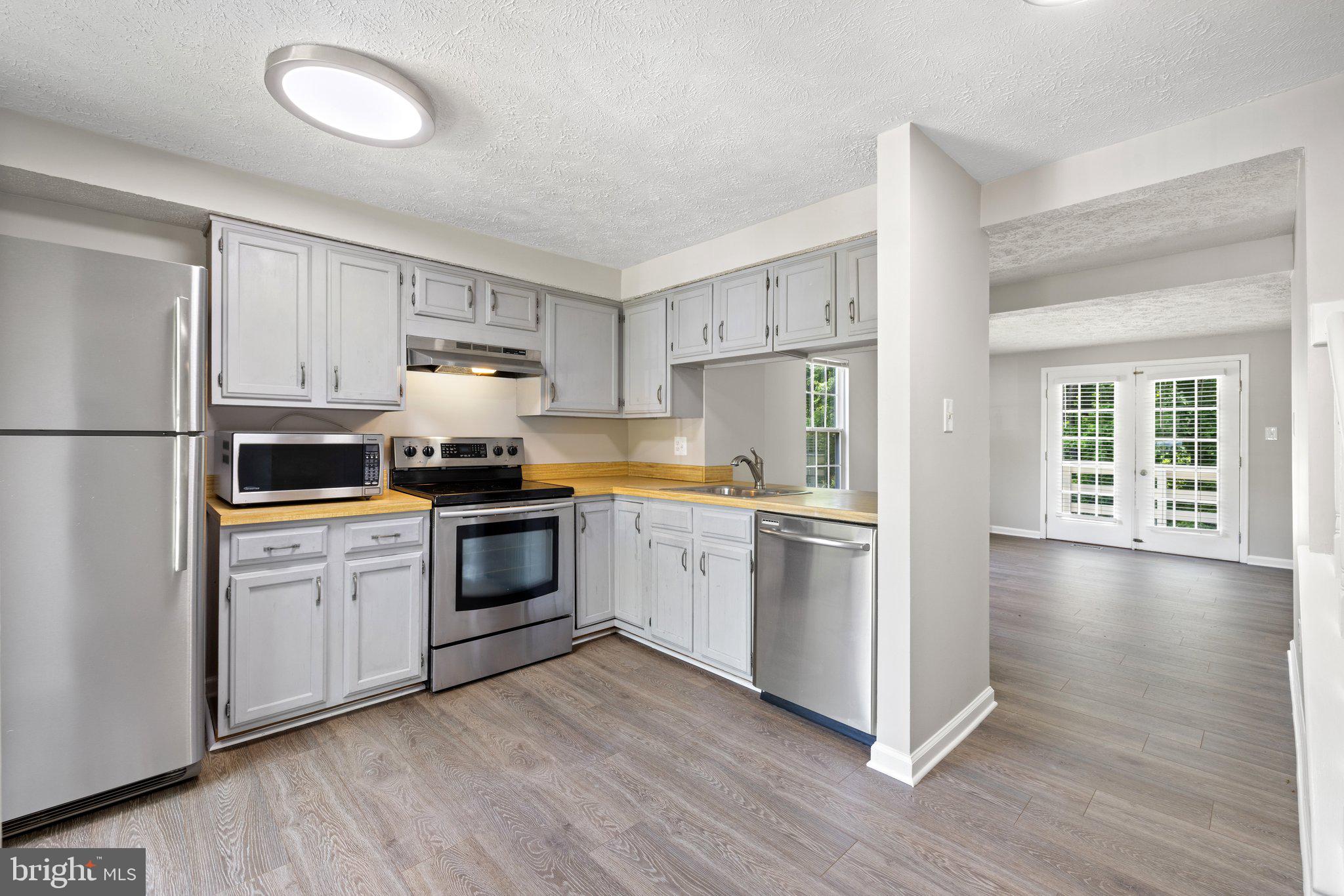 1665 Fieldthorn Drive Reston, VA 20194 - Photo 3 of 38