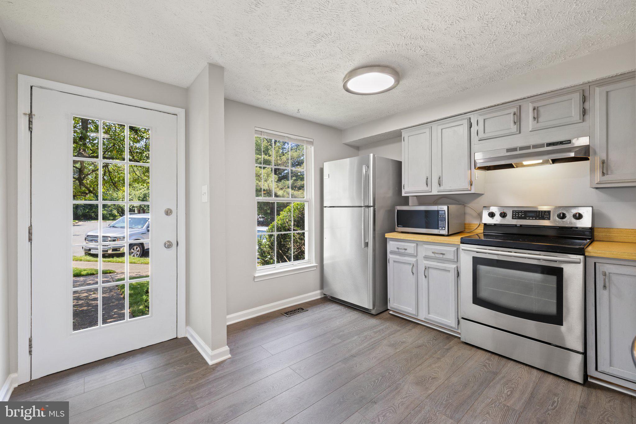 1665 Fieldthorn Drive Reston, VA 20194 - Photo 4 of 38